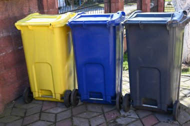 Ayrı atık için üç çöp kutusu.