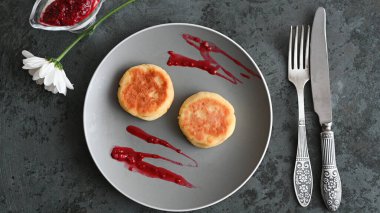 Gri tabakta peynirli gözleme.