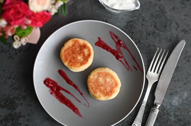 Düzlükte peynirli krep. Yukarıdan görüntüle