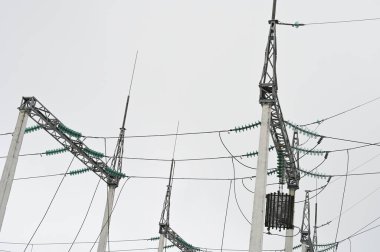 Yüksek voltaj kabloları. Şehir elektrik santrali, yakın çekim, yüksek voltajlı kablolu trafo..