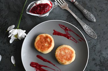 Düzlükte peynirli krep. Yukarıdan görüntüle