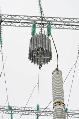 Yüksek voltajlı kablolu trafo.