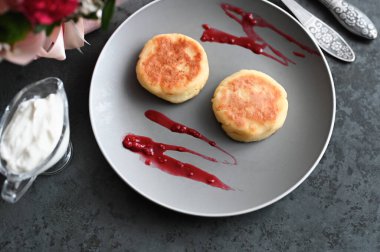 Düzlükte peynirli krep. Yukarıdan görüntüle