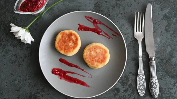 Gri tabakta peynirli gözleme.