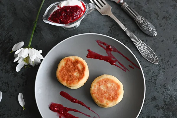 Düzlükte peynirli krep. Yukarıdan görüntüle