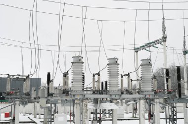 Elektrik santraline yakın çekim. güç arzı parçaları