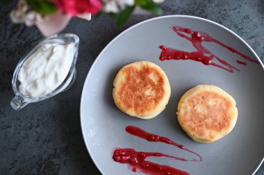 Gri tabakta peynirli gözleme.