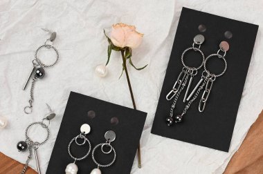 Düz küpe yatağı.