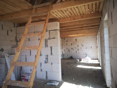 Tavan arasına çıkan ahşap merdiven..