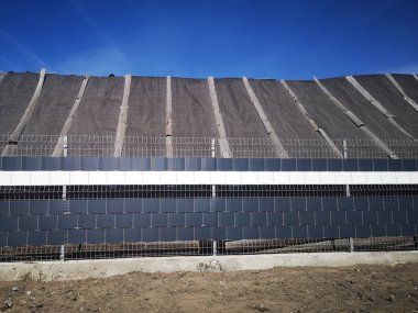 Metal parçalarından yapılmış metal çitler..