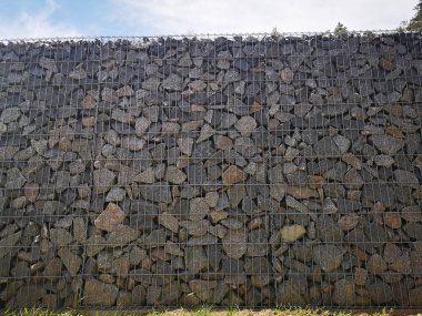 Demir telde kırılmış taş..