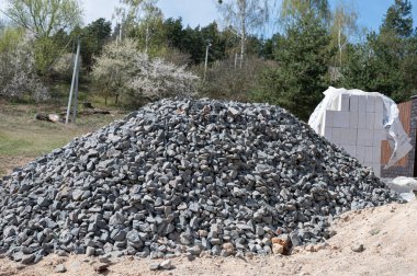 Yakından moloz yığını. Gri moloz yapımına hazırlık.