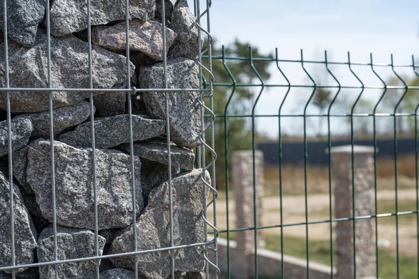 Broken Stone Iron Wire — Stock Photo, Image