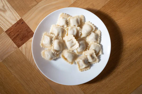 Knödel Auf Weißem Teller Hölzerner Hintergrund — Stockfoto