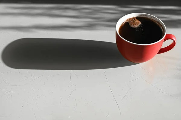 Red Cup Shadow Long Shadow Cup Coffee — Stock Photo, Image