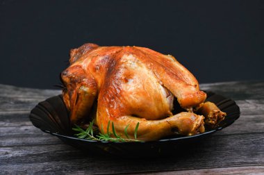 Ahşap arka planda pişmiş hindi..