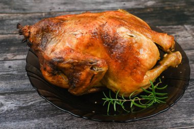 Ahşap arka planda pişirilmiş tavuk..