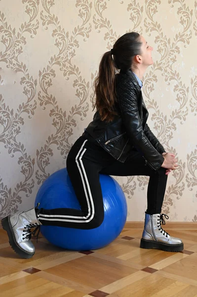 Meisje Blauw Fitness Bal — Stockfoto
