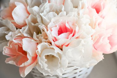 Yapay beyaz-pembe çiçekler. Yakın plan..