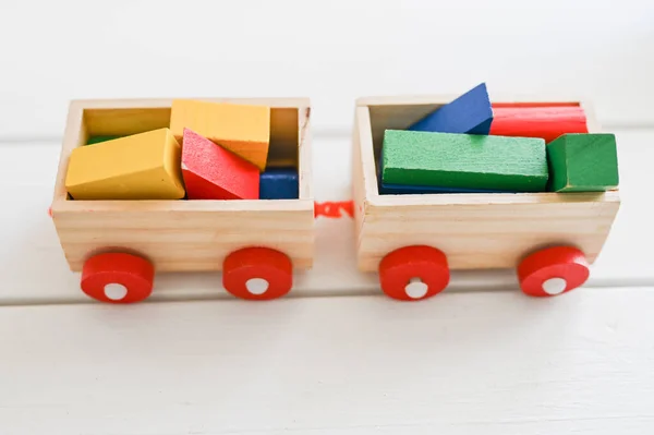 Spielzeug Lokomotiven Anhänger Mit Farbigem Material Beladen — Stockfoto
