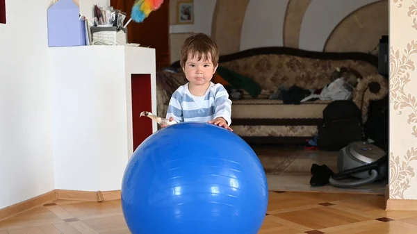 Child Plays Big Blue Ball — Stock Photo, Image