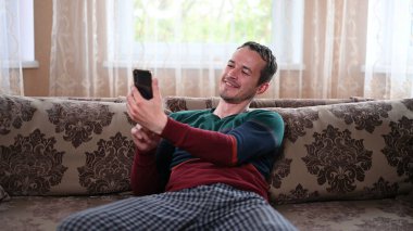 Bir adam cep telefonuyla karantinaya alındı..