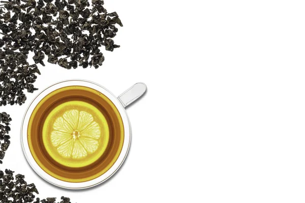 Beyaz arka planda limonlu bir fincan çay. Yukarıdan görüntüle