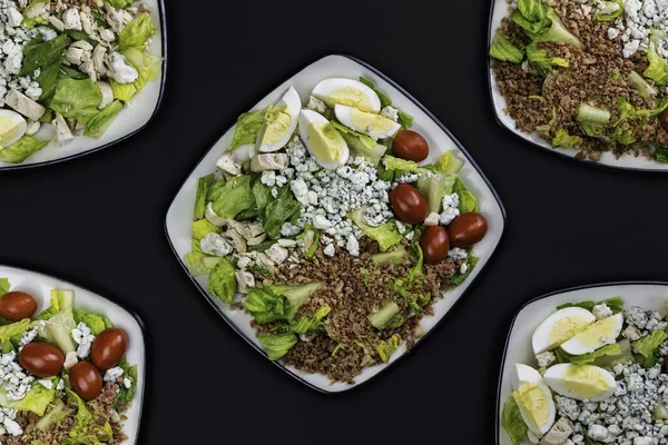 Domatesli sebze salatası, yumurta, pastırma, Fransız peyniri rokfor, tavuk eti, marul..