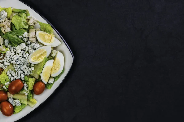 Ev yapımı organik salata. Domatesli sebze salatası, yumurta, pastırma, Fransız peyniri rokfor, tavuk eti, marul..