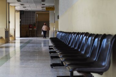 Radyoloji Merkezi 'nde yürüyen bir kadın..
