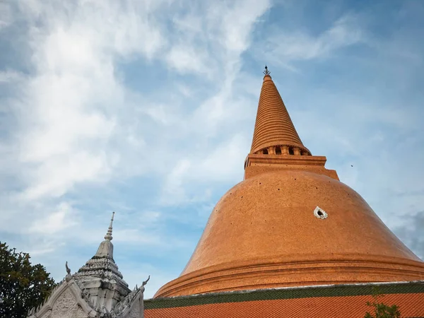 Giant keramiska pagoden i Nakhon Pathom, Thailand — Stockfoto