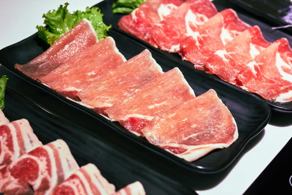 Maiali affettati per il giapponese Shabu e Sukiyaki Foto Stock