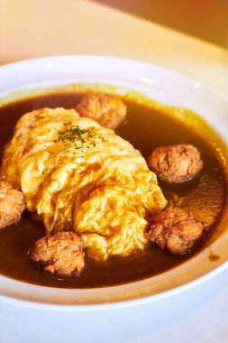 Sarı omlet ve Japon köri ile kızarmış tavuk