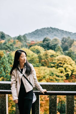 Asyalı kadın Kiyomizu Dera tapınağında seyahat ediyor, Kyoto, Japonya.