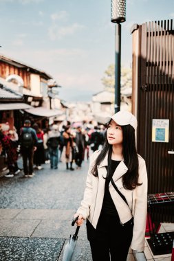 Sokakta yürüyen Asyalı kadın Kyoto, Japonya