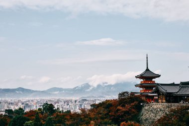 Kyoto, Japonya - 11 Kasım 2019: Kırmızı ahşap pagoda Kiyomizu-dera tapınağı, Kyoto, Japonya.