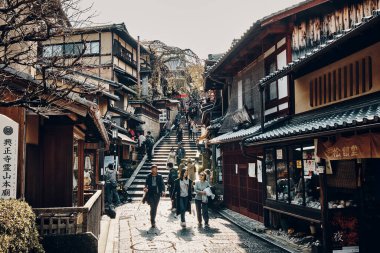 Kyoto, Japonya-11 Kasım 2019: Japonya 'nın Kyoto kentindeki geleneksel alışveriş caddesi bölgesinin bulunduğu Sanneizaka (Sannenzaka)' da bilinmeyen kişiler yürüyor.