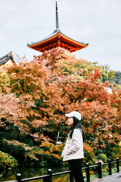 Asyalı Kadın Sonbaharda Kiyomizu Dera Tapınağı Kyoto Japonya Seyahat Ediyor — Stok fotoğraf