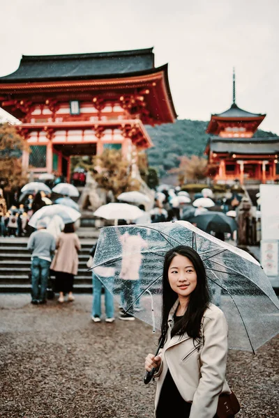Asyalı Kadın Yağmurlu Günlerde Kiyomizu Dera Tapınağında Kyoto Japonya Seyahat — Stok fotoğraf