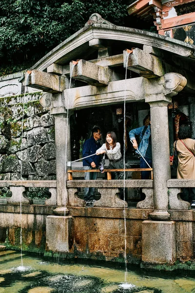 2019年11月11日 日本人女性が京都 清水寺で聖水を引こうとしている — ストック写真