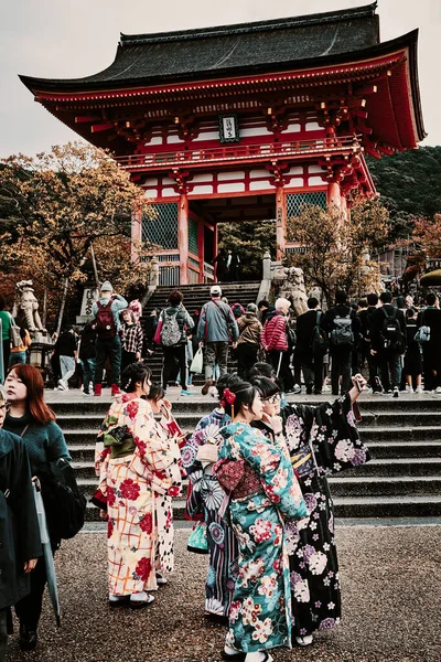 2019年11月11日京都府京都市清水寺にて着物を着た日本人女性が自撮りしています — ストック写真
