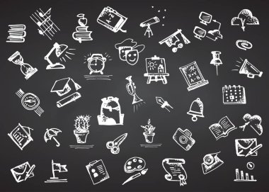 Okula dönüş. El çekilmiş okul sembolü siyah yazı tahtası.