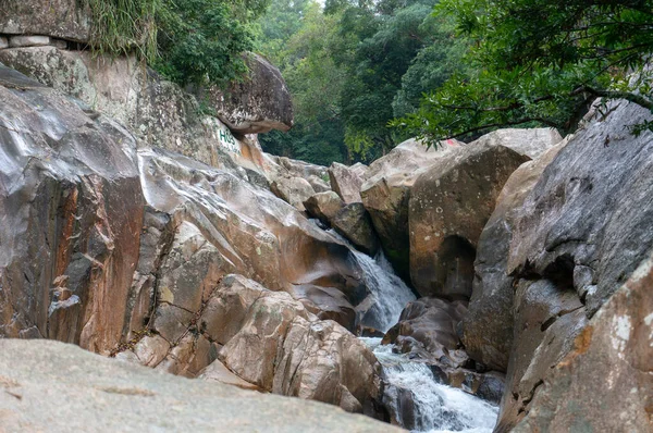 Красивая природа, Вьетнам, Нячанг, Водопад Ба Хо — стоковое фото