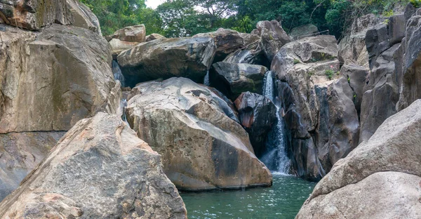 Bela natureza, Vietnã, Nha Trang, Cachoeira Ba Ho — Fotografia de Stock
