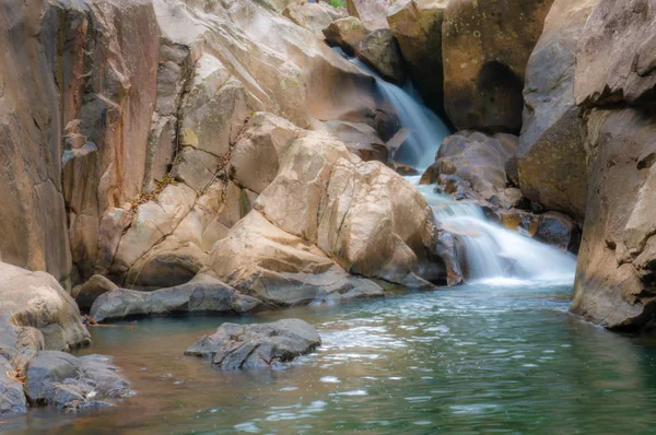 Ba Ho Waterfall velocidade lenta do obturador. Bela natureza, Vietnã, Nha Trang . — Fotografia de Stock