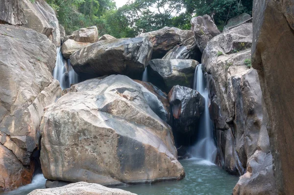 Водопад Ба Хо медленная скорость затвора. Красивая природа, Вьетнам, Нячанг . — стоковое фото