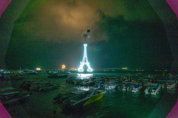 Nha Trang, Vietnam. Towers and Cable Car to Vinpearl Island — Stockfoto