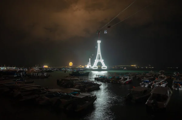 Nha Trang, Vietnam. Towers and Cable Car to Vinpearl Island — Stockfoto