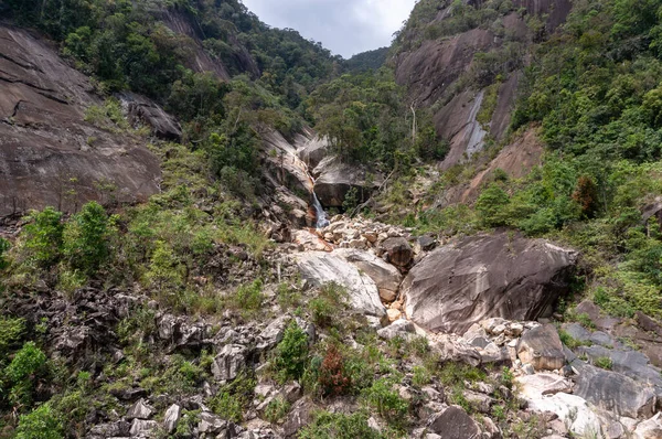 Cascada de la selva brumosa en las montañas del bosque brumoso. Vietnam Fotos de stock libres de derechos