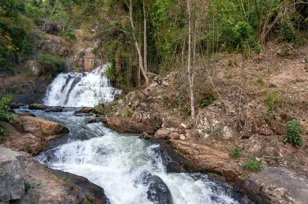 Cachoeira Datanla localizada perto da cidade de Dalat, no Vietnã — Fotografia de Stock